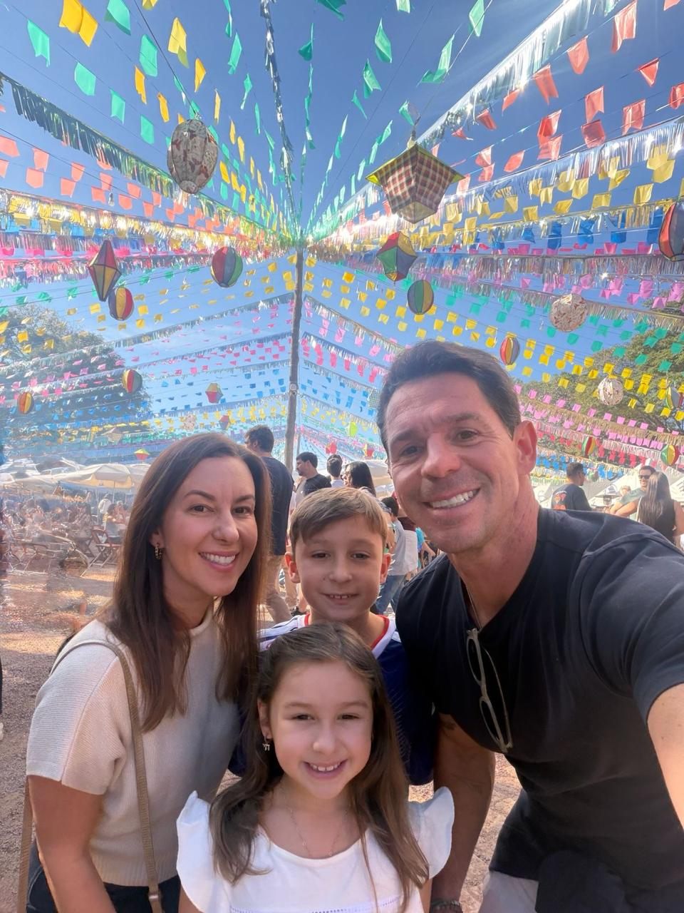 Marcelo Silva com a esposa Juliana e os filhos Henrique e Gabi