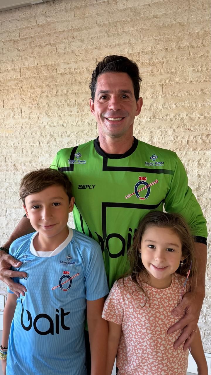 Marcelo Silva com os filhos Henrique e Gabi