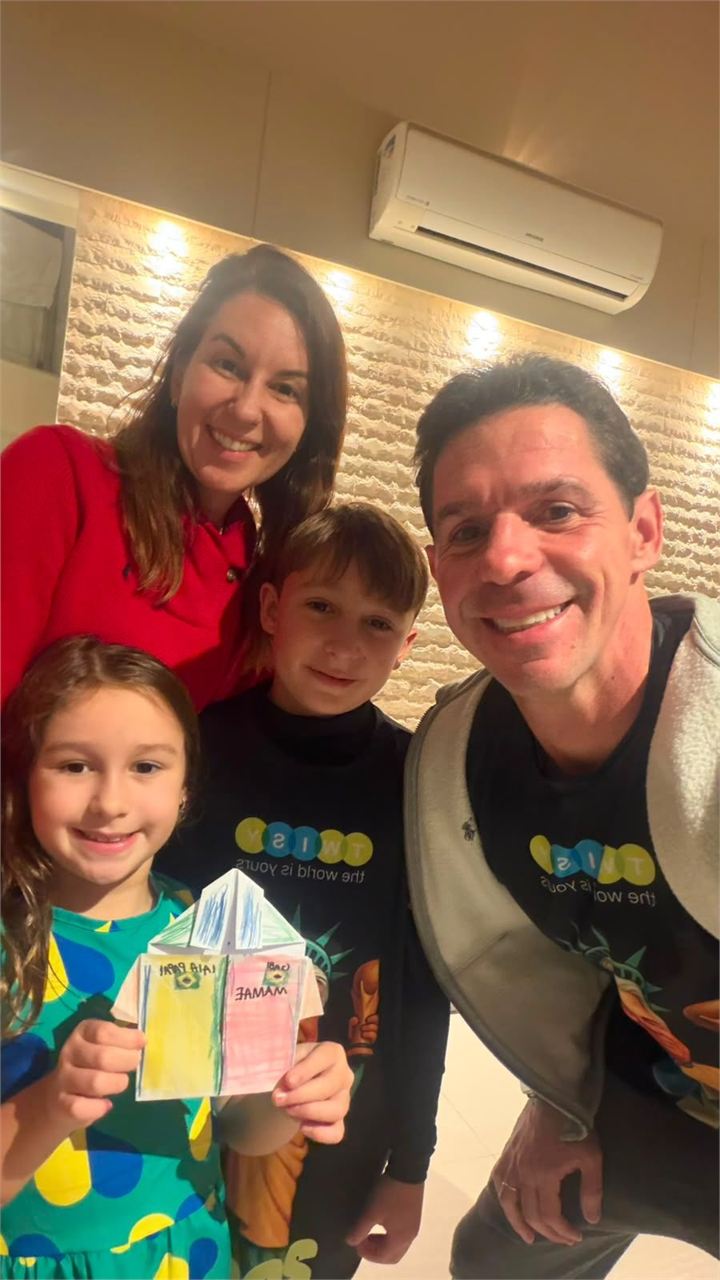 Marcelo Silva com a esposa e os filhos