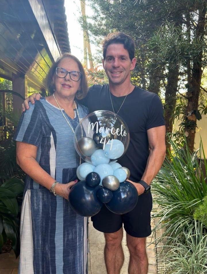Marcelo Silva ao lado de sua mãe, dona Iara