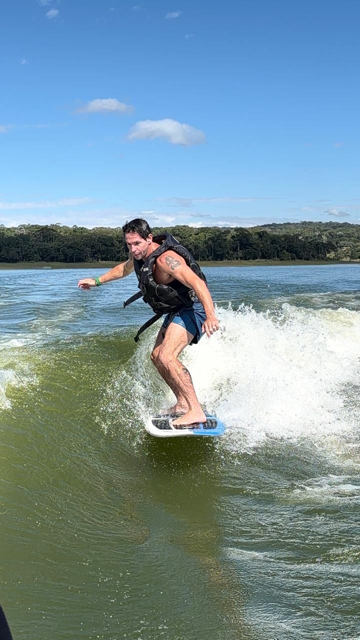 Marcelo Silva surfando no litoral de São Paulo